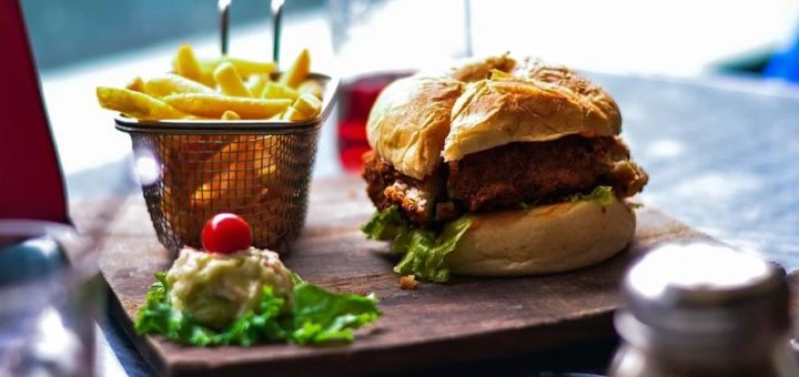 Dia do hambúrguer: nutricionista ensina a comemorar de maneira saudável