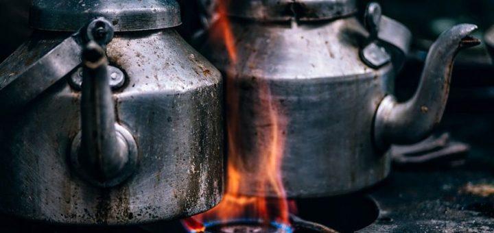 Para enfrentar o aumento do valor do botijão, é importante fazer uso inteligente do gás na cozinha, e com cuidados simples na hora de preparar as refeições é possível diminuir o gasto da família com a compra do botijão. E já que gás de cozinha é a especialidade do Chama, confira algumas dicas para praticar essa economia: 1.Organize e otimize os preparos Antes de colocar a mão na massa e ligar o fogão, tenha os ingredientes lavados, picados e separados para aquela refeição. Esta organização é um método de poupar tempo e gás de cozinha, já que ao combinar as tarefas você pode estar deixando o fogo ligado por mais tempo sem necessidade. 2. Use a panela (e tampa) correta Na hora de fazer receitas no fogão, a panela que você escolhe também pode fazer a diferença, Tanto o material ou formato são especificidades que te ajudam ou dificultam o preparo. Se você utilizar uma panela maior do que o essencial, sem que o alimento preencha todo o fundo, parte do calor é desperdiçado e acaba-se gastando gás à toa. Lembre-se que o mesmo vale para as tampas: se ela tem o tamanho correto do recipiente que vai ao fogo o calor não se dispersa, agilizando o cozimento. 3. Limpeza do fogão faz diferença Sabia que sujeira nas bocas do fogão e forno podem influenciar no consumo do gás? Chamas de tonalidade alaranjada ou amarelada podem ser resultado de algum entupimento, impossibilitando na hora de economizar ou até um vazamento que pode desperdiçar gás. 4. Ventilação natural não é uma aliada Caso seu fogão esteja instalado onde há uma corrente de vento no ambiente, procure mantê-lo fechado quando for cozinhar. Isso poderá tornar o gás mais durável, uma vez que as passagens de ar retardam o processo pois afetam a potência das chamas do fogão ao esquentar as panela, exigindo que o fogo permaneça ligado por mais tempo. 5. Utilize o vapor Enquanto se está fazendo algum alimento, é possível utilizar o vapor que está saindo da panela para cozinhar legumes, por exemplo. Tudo o que precisa é uma escorredora metálica. Cortar a comida em pedaços menores também ajuda, pois ficará pronto mais rápido.