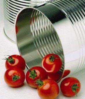 O tomate enlatado, como o pelado, extrato ou molho, é nutritivo e mais econômico. Uma ótima opção para manter o consumo do alimento em casa Segundo dados divulgados pela Companhia Nacional de Abastecimento (Conab), o tomate teve alta de 50% em julho, comparado ao mês anterior. Com a queda das temperaturas, o ponto de colheita do fruto está atrasado e a tendência é que o preço siga encarecido. Para não dispensar este alimento no cardápio diário e garantir economia, uma excelente alternativa são os tomates enlatados, sejam pelado, extrato ou molho. Além de custar menos, o atomatado também é uma opção segura e nutritiva. “Os tomates enlatados dispensam o uso de conservantes químicos e suas propriedades nutricionais são, na maioria das vezes, melhores se comparados a produtos in natura. As embalagens de aço para atomatados proporcionam muito mais saúde aos consumidores já que preservam as propriedades antioxidantes do tomate”, diz, Thais Fagury, engenheira de alimentos e executiva da Abeaço (Associação Brasileira de Embalagem de Aço). Como a lata protege o alimento da ação da luz, a vitamina C do tomate é preservada. O alimento é a fonte de licopeno, poderoso antioxidante que combate os radicais livres, retarda o envelhecimento e pode proteger contra o câncer. Estudos comprovam que o nosso organismo absorve melhor o licopeno quando exposto ao cozimento, ou seja, o calor aumenta a biodisponibilidade da substância, tornando-a mais presente do que nos tomates frescos. Confira as diferenças de cada tipo de tomate em lata: Tomate Pelado Versáteis na cozinha, as latas de tomates pelados inteiros ou em pedaços podem ser utilizadas em qualquer receita que utilize o fruto. Esse tipo é o que apresenta o tomate em sua forma mais natural, uma vez que ele é minimamente processado. Após a colheita, eles são higienizados e prontamente inserido nas latas junto a um pouco de suco de tomate. As latas preservam todo o nutriente e sabor. Extrato de Tomate O famoso extrato de tomate é bastante utilizado na cozinha brasileira para o preparo de molhos. Essa versão é mais concentrada e utiliza a poupa de tomates mais maduros, o que resulta em uma cor bastante avermelhada. Para equilibrar o sabor, são acrescentados sal e açúcar em pouca quantidade. A recomendação é que o extrato ainda seja diluído em água nas receitas, por conta de sua densidade. Passata de Tomate Para quem deseja um molho de tomate com um sabor mais natural, essa, junto com o tomate pelado, é a melhor opção. A passata de tomate consiste na polpa cozida, sem a pele ou sementes. Ela é uma opção mais caseira e bem prática e não contém sal ou açúcar e nem adição de conservantes químicos. Molho de Tomate Bastante práticos e prontos para servir, os molhos são a versão mais elaborada do tomate em lata. O enlatado costuma ter adição de sal, especiarias ou ervas como cebola, alho, orégano e manjericão. A concentração do tomate varia de acordo com a marca do produto. O ideal é sempre verificar a lista de ingredientes, pois existem algumas opções no mercado que contém mais ingredientes nobres como azeitonas e ricotas, enquanto outras contêm aromatizantes artificiais para realçar o sabor. As versões embaladas em latas de aço não possuem adição de conservantes químicos e, apesar de terem um valor um pouco mais alto, garantem maior preservação do sabor natural do tomate.