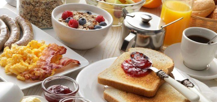 Primeira refeição do dia é responsável pelo bom desenvolvimento do organismo Você já se perguntou por que o café da manhã é considerada a refeição mais importante do dia? Durante o sono, o corpo humano consome energia para manter as nossas atividades vitais. Por isso, ao acordar, precisamos repor tudo que foi absorvido. Desse modo, o café da manhã não só ganha importância por ser a primeira alimentação logo que levantamos, como também por ser responsável por "despertar" os nossos sistemas. Consumir uma refeição equilibrada e nutritiva é essencial para o bom funcionamento do organismo. Portanto, é preciso buscar sempre uma variedade de nutrientes, como carboidratos, lipídios, proteínas, minerais e vitaminas. Obviamente, frutas devem fazer parte da rotina matinal, mas para fugir um pouco da mesmice, ingeri-las de formas diferentes pode proporcionar mais dinamismo. A WeNutz, empresa do segmento alimentício que oferece produtos feitos com ingredientes naturais, conta com diversas barrinhas que podem ser alternativas, como a de ‘morango e macadâmia’ e ‘maçã e castanha de caju’. Ambas as opções contêm, além das frutas, uma fonte de oleaginosa (macadâmia e castanha de caju) e sementes (quinoa, chia, linhaça e girassol), ingredientes ideais para o corpo. Mas as possibilidades ainda vão longe, provando que é possível manter uma refeição saudável, saborosa e divertida. “Hoje em dia existem várias possibilidades de consumirmos os nutrientes adequados de um jeito gostoso. E esse é o grande propósito da We Nutz. Não é à toa que trabalhamos forte o conceito de que 'não basta ser saudável, tem que ser delicioso'”, conta Isabelle Holanda, fundadora da marca. Além de ingeridas individualmente, as barrinhas também podem ser utilizadas em receitas, como no preparo da massa de uma panqueca, tapioca, crepe, bolo ou cookie. E se quiser incrementar mais o prato, o consumidor ainda pode adicionar um aporte maior de oleaginosas ao optar por uma das pastas de nuts, como a de ‘amêndoa’ ou a de ‘castanha de caju e coco’ - que também podem ser consumidas com frutas, como complemento para um pão/torrada. Benefícios Ter um café da manhã equilibrado é nutrir o corpo e permitir que ele funcione da melhor maneira possível. Quando há uma distribuição uniforme dos nutrientes nas refeições, torna-se muito mais fácil consumir adequadamente as quantidades necessárias de cada nutriente para o organismo. Os cereais integrais, grãos e sementes, por exemplo, quando ingeridos puros ou na forma de pão e/ou torrada, fornecem energia para um bom funcionamento, atuando também como uma fonte de fibras que contribui para o bom andamento do intestino e controle dos níveis de colesterol sérico. As oleaginosas, por outro lado, possuem um perfil de ácidos graxos insaturados que contribuem para o nosso sistema cardiovascular, enquanto as frutas e vegetais são ricos em vitaminas, minerais e substâncias antioxidantes que, reunidas, ajudam no equilíbrio corporal e manutenção da vitalidade. Já as proteínas estão relacionadas à construção de novos tecidos e fazem parte de enzimas, hormônios e anticorpos presentes no ser humano. Consequentemente, pular o café da manhã ou não ter uma alimentação adequada contribui para o desenvolvimento de diversos problemas, como hipoglicemia, dificuldade de concentração e consumo exagerado na próxima refeição. Sendo assim, buscar o equilíbrio entre o que é saudável e o que você gosta de comer é fundamental.