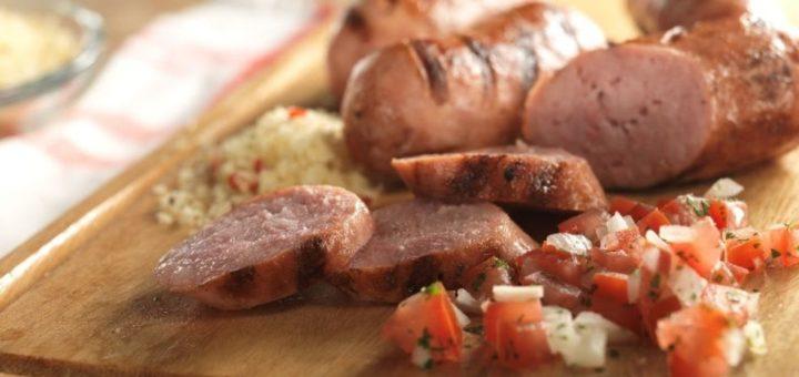 Linha Perdigão Na Brasa separou algumas informações úteis para quem ama uma boa churrascada Todo mundo já sabe que a linguiça não pode faltar no churrasco do brasileiro, afinal, ela é prática, versátil e muito saborosa. Porém, existem várias outras maneiras de levar o suíno à brasa e diferentes opções de cortes como, picanha suína, copa lombo, pancetta e até filet mignon. Cada vez mais a carne de porco está ganhando espaço na preferência dos fãs de churrasco e Perdigão Na Brasa, linha expert em cortes para churrasco, tem variedade e dicas para ajudar o consumidor na hora do preparo. Abaixo e na nova aba de suínos no site da marca, separamos dicas úteis como, qual o ponto ideal da carne, a melhor forma de preparo, os temperos corretos, os acompanhamentos mais indicados, entre outros. Acesse aqui para essas e outras dicas relacionadas aos suínos. • Cortes Uma das grandes vantagens da carne suína é a sua versatilidade. Ou seja, quase todos os cortes, além de ficarem deliciosos no forno ou na frigideira, podem brilhar e muito na churrasqueira. A l inha Perdigão na Brasa conta com opções perfeitas para quem quer inovar e enriquecer os churrascos, entre elas, pode-se destacar a Costela Suína , Copa Lombo ao Molho Chimichurri , Pancetta ao Toque de Limão e Picanha Suína ao Alho e Ervas . • Tempero Quando o churrasqueiro consegue encontrar o perfeito equilíbrio entre as ervas e os condimentos na carne suína, o resultado é uma explosão fantástica de aromas e sabores. A escolha de cada item depende do gosto de cada um, entretanto alguns são indispensáveis, como o limão, o alho, a pimenta do reino, o alecrim, a páprica, entre outros. Para a carne suína, diferente da bovina, é importante um tempo de tempero (marinada) para que ela possa absorver todos os sabores e ficar ainda mais suculenta. E para facilitar ainda mais a vida dos churrasqueiros, a Linha Perdigão na Brasa conta com cortes suínos já temperados. • Ponto (tempo de brasa) Antes de mais nada, deve-se lembrar que a carne suína, diferente do que muitos pensam, não deve ser servida muito bem passada (ou quase torrada). Pelo contrário, ela precisa estar suculenta e muito macia, pois só assim será possível sentir todo o seu sabor. O tempo que as peças devem ficar na brasa depende de diversos fatores, como o tipo de corte, a espessura, a altura em que a carne estará em relação ao fogo e, até mesmo, da quantidade de carvão na churrasqueira. E para quem preferir grelhar filés, ao invés da peça inteira, vale lembrar que o ideal é que eles tenham entre 2 e 3cm de altura, dessa forma, com apenas 20 minutos de brasa eles estarão suculentos e no ponto ideal. Já para aqueles que optarem pela peça inteira, o tempo de churrasqueira pode variar entre 30 e 40 minutos. • Acompanhamentos Em um churrasco onde a carne suína é o destaque, os acompanhamentos são fundamentais, pois eles ajudam a ressaltar ainda mais o seu sabor. Abacaxi na brasa: Os sabores adocicados formam uma combinação perfeita com a carne de porco. O abacaxi, que já é famoso nos churrascos, é uma boa pedida nesse caso. Prepará-lo é muito simples: Corte o abacaxi em fatias e deixe grelhar (se a brasa estiver muito alta, suba a grelha para não queimá-lo). Tire da churrasqueira assim que ele estiver dourado e, se preferir, jogue um pouquinho de açúcar mascavo e canela. Vinagrete com azeitonas: Outra figura carimbada nos churrascos é o vinagrete. Ao incluir a azeitona nessa receita já tão conhecida pelos brasileiros, ele ganha um toque muito especial e que combina muito bem com a carne de porco, como a picanha suína, por exemplo. Salada de folhas com manga e morango: o agridoce combina muito bem com a carne de porco. Ao incluir frutas na salada de folhas, além de dar uma cor ao prato, o corte suíno ganha ótimos aliados na função de encher o churrasco de cores e sabores. Além desses, o queijo coalho, a farofa e o arroz também são ótimos acompanhamentos.