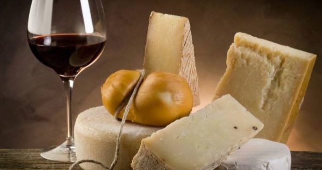 Conheça os tipos de harmonizações de queijos com bebidas