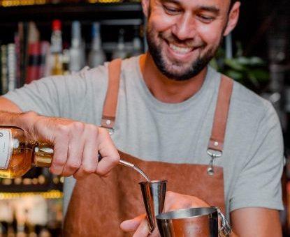 Dia do Cocktail: descubra como surgiu o mix de bebidas que deu origem à ciência da coquetelaria