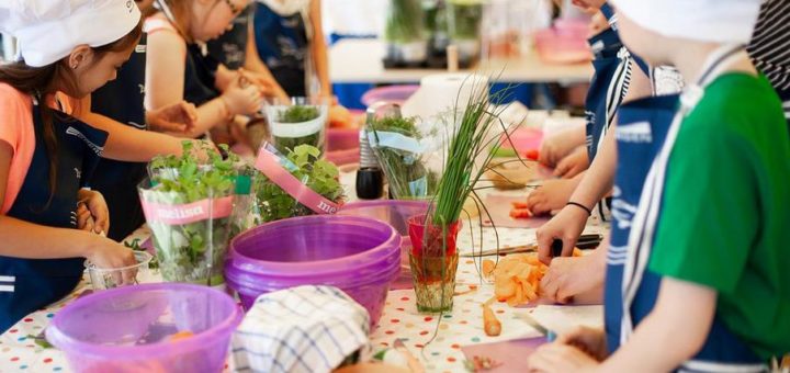 Escolas investem em nutricionistas para levar alimentação balanceada ao dia a dia dos alunos e especialistas dão dicas para pais incentivarem hábitos mais saudáveis dentro de casa