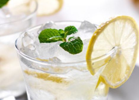 Descubra como surgiu o gin, a bebida que conquistou o país nos últimos anos e como preparar receitas de drinks com ela