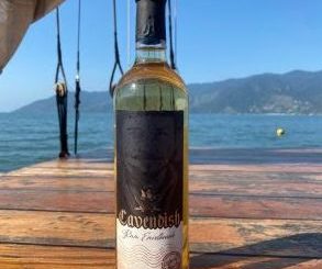 Dia internacional do rum: empreendedor cria a primeira adega de envelhecimento da bebida no Brasil a bordo de um barco