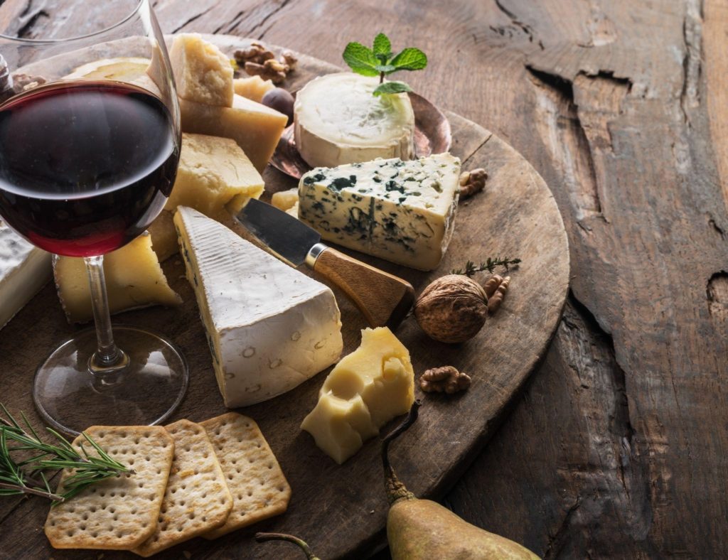 Dicas para harmonizar queijos brasileiros com vinhos