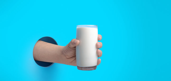 3 passos simples para começar a substituir o leite animal por opções vegetais