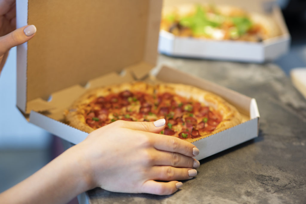 Qual o tempo máximo que a pizza que sobrou pode ficar na geladeira?