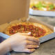 Qual o tempo máximo que a pizza que sobrou pode ficar na geladeira?