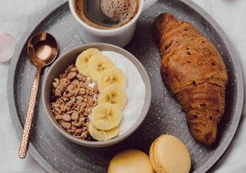 Confira 7 “habitinhos” para incorporar ao seu café da manhã e quais descartar