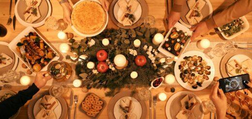 O reaproveitamento das sobras, além de evitar o desperdício, também oferece a oportunidade de criar novos pratos com aquele gostinho especial da festa Após a tradicional ceia de Natal, muitas vezes nos deparamos com uma grande quantidade de sobras de alimentos, e é importante saber como aproveitá-las de maneira deliciosa e sustentável. O reaproveitamento das sobras, além de evitar o desperdício, também oferece a oportunidade de criar novos pratos com aquele gostinho especial da festa. André Marques, chef de cozinha no Hotel Ibis Styles, localizado no Shopping Estação Goiânia, compartilha algumas dicas e receitas práticas para transformar o que sobrou em verdadeiras iguarias. Confira: 1. Escondidinho de Batata Inglesa com Sobras de Carnes Uma ótima maneira de dar uma nova vida às carnes que sobraram, como peru, chester ou tender, é prepará-las em um delicioso escondidinho. Basta desfiar a carne e cobrir com um purê cremoso de batata inglesa. O contraste entre a carne e a suavidade do purê faz deste prato uma refeição aconchegante e saborosa. 2. Arroz Branco com Sobras de Castanhas Que tal transformar aquele arroz branco que sobrou em um prato ainda mais gostoso? Adicione castanhas picadas (como castanha de caju ou nozes) para dar um toque crocante e saboroso. O arroz com castanhas é uma ótima opção para acompanhar o restante das carnes ou saladas. 3. Salada de Folhas Verdes e Abacaxi Uma salada refrescante é sempre uma boa escolha após a ceia pesada. Combine folhas verdes frescas com pedaços de abacaxi, que trazem um toque de doçura e acidez. Além de saudável, essa combinação vai equilibrar os sabores da refeição, dando um toque tropical ao prato. 4. Suco de Melancia com Hortelã Refresque-se com um suco natural de melancia e hortelã. Além de hidratante, essa bebida é leve e deliciosa, perfeita para complementar a refeição pós-festa. A hortelã também confere um frescor irresistível à melancia. 5. Torta Doce Caseira com Sobras de Frutas e Doces Para a sobremesa, uma sugestão criativa é a torta doce feita com as sobras de frutas e doces da ceia. A massa simples de ovo, leite, farinha de trigo e fermento permite uma preparação rápida e econômica. Recheie com o que sobrou de frutas como pêssegos, abacaxis ou até mesmo pedaços de panetone e doces variados, criando uma sobremesa de dar água na boca! Dica Especial: Além de deliciosas, essas receitas são econômicas e aproveitam ingredientes que, muitas vezes, seriam descartados. O reaproveitamento não só contribui para a redução de desperdícios, mas também ajuda a manter a mesa festiva e cheia de sabor por mais tempo. Transforme suas sobras de Natal em pratos incríveis e mostre como o reaproveitamento pode ser saboroso, criativo e sustentável!