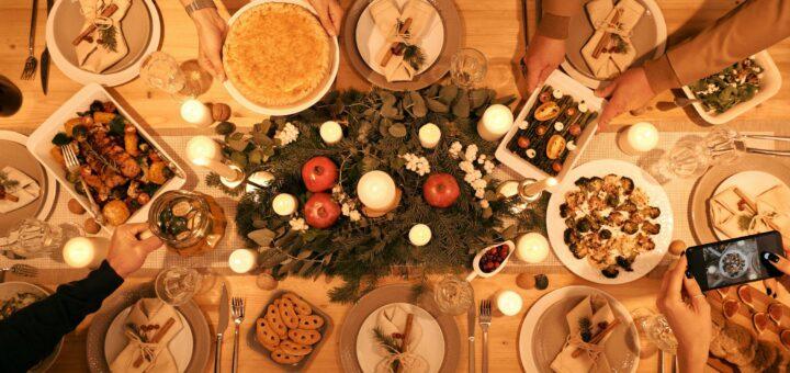 O reaproveitamento das sobras, além de evitar o desperdício, também oferece a oportunidade de criar novos pratos com aquele gostinho especial da festa Após a tradicional ceia de Natal, muitas vezes nos deparamos com uma grande quantidade de sobras de alimentos, e é importante saber como aproveitá-las de maneira deliciosa e sustentável. O reaproveitamento das sobras, além de evitar o desperdício, também oferece a oportunidade de criar novos pratos com aquele gostinho especial da festa. André Marques, chef de cozinha no Hotel Ibis Styles, localizado no Shopping Estação Goiânia, compartilha algumas dicas e receitas práticas para transformar o que sobrou em verdadeiras iguarias. Confira: 1. Escondidinho de Batata Inglesa com Sobras de Carnes Uma ótima maneira de dar uma nova vida às carnes que sobraram, como peru, chester ou tender, é prepará-las em um delicioso escondidinho. Basta desfiar a carne e cobrir com um purê cremoso de batata inglesa. O contraste entre a carne e a suavidade do purê faz deste prato uma refeição aconchegante e saborosa. 2. Arroz Branco com Sobras de Castanhas Que tal transformar aquele arroz branco que sobrou em um prato ainda mais gostoso? Adicione castanhas picadas (como castanha de caju ou nozes) para dar um toque crocante e saboroso. O arroz com castanhas é uma ótima opção para acompanhar o restante das carnes ou saladas. 3. Salada de Folhas Verdes e Abacaxi Uma salada refrescante é sempre uma boa escolha após a ceia pesada. Combine folhas verdes frescas com pedaços de abacaxi, que trazem um toque de doçura e acidez. Além de saudável, essa combinação vai equilibrar os sabores da refeição, dando um toque tropical ao prato. 4. Suco de Melancia com Hortelã Refresque-se com um suco natural de melancia e hortelã. Além de hidratante, essa bebida é leve e deliciosa, perfeita para complementar a refeição pós-festa. A hortelã também confere um frescor irresistível à melancia. 5. Torta Doce Caseira com Sobras de Frutas e Doces Para a sobremesa, uma sugestão criativa é a torta doce feita com as sobras de frutas e doces da ceia. A massa simples de ovo, leite, farinha de trigo e fermento permite uma preparação rápida e econômica. Recheie com o que sobrou de frutas como pêssegos, abacaxis ou até mesmo pedaços de panetone e doces variados, criando uma sobremesa de dar água na boca! Dica Especial: Além de deliciosas, essas receitas são econômicas e aproveitam ingredientes que, muitas vezes, seriam descartados. O reaproveitamento não só contribui para a redução de desperdícios, mas também ajuda a manter a mesa festiva e cheia de sabor por mais tempo. Transforme suas sobras de Natal em pratos incríveis e mostre como o reaproveitamento pode ser saboroso, criativo e sustentável!