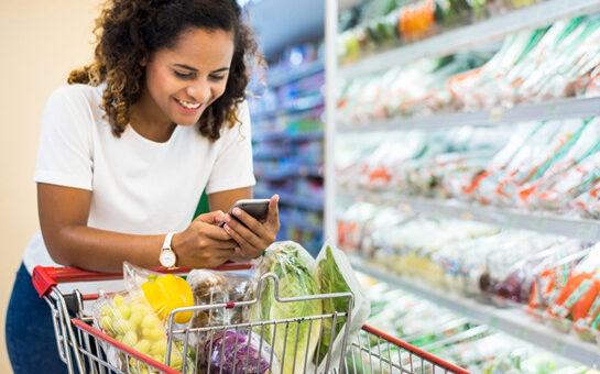 Nutricionista dá dicas para uma alimentação saudável feitas com vale alimentação em supermercados