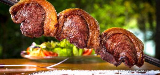 Especialista ensina como fazer um churrasco de respeito, para evitar ser o primo que queima a carne no domingo