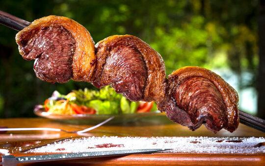 Especialista ensina como fazer um churrasco de respeito, para evitar ser o primo que queima a carne no domingo
