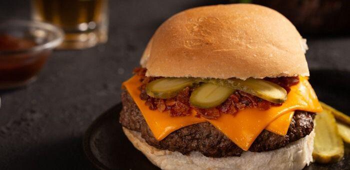 Segredos crocantes, suculentos e dourados para fazer o hambúrguer perfeito em casa