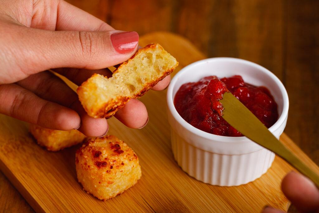 Com mais de 2 milhões de celíacos no Brasil, pão de queijo vira aliado seguro e prático no lanche do dia a dia