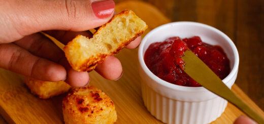 Com mais de 2 milhões de celíacos no Brasil, pão de queijo vira aliado seguro e prático no lanche do dia a dia