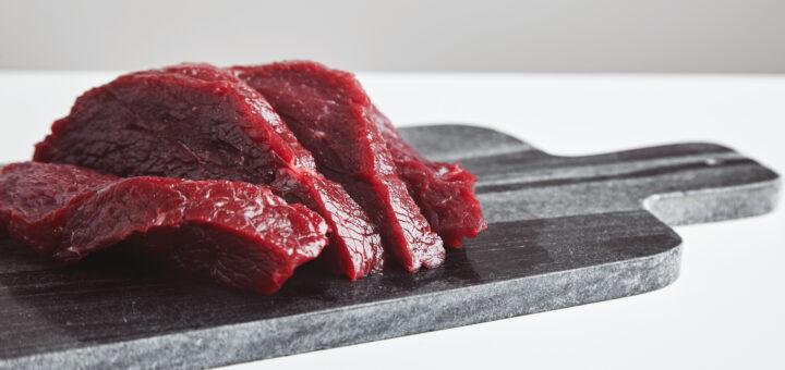 Descubra por que não é seguro lavar carnes cruas antes de prepará-las