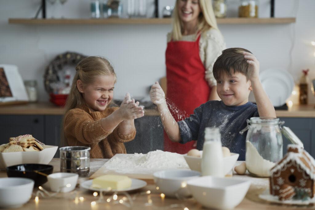 Cozinhar com as crianças pode ser uma estratégia para diminuir o tempo de tela nas férias, indica psicóloga