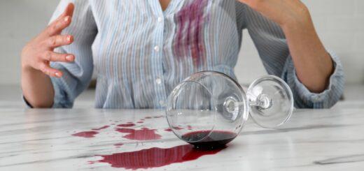 7 dicas para tirar manchas de vinho das roupas