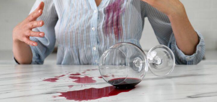7 dicas para tirar manchas de vinho das roupas
