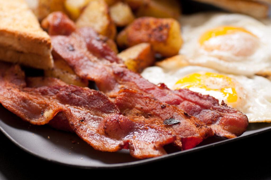 Por que o bacon é tão saboroso? Professor explica curiosidades e ciência por trás desse clássico da gastronomia