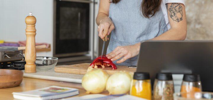 Tradição de chef, rotina de casa: truques profissionais para cozinhar melhor no dia a dia