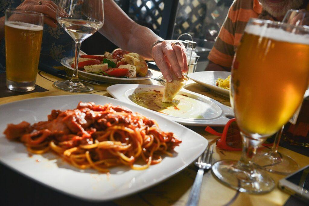 Macarrão: descubra como harmonizar a massa com diferentes estilos de cerveja