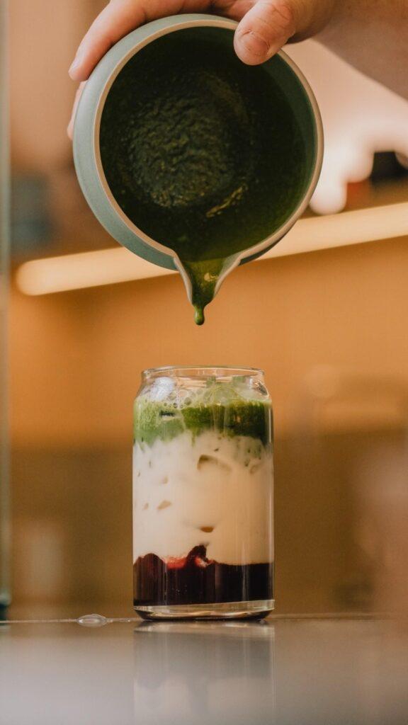 Da cerimônia japonesa aos lattes paulistanos: Casa Osten celebra a trajetória milenar do matcha com cardápio exclusivo