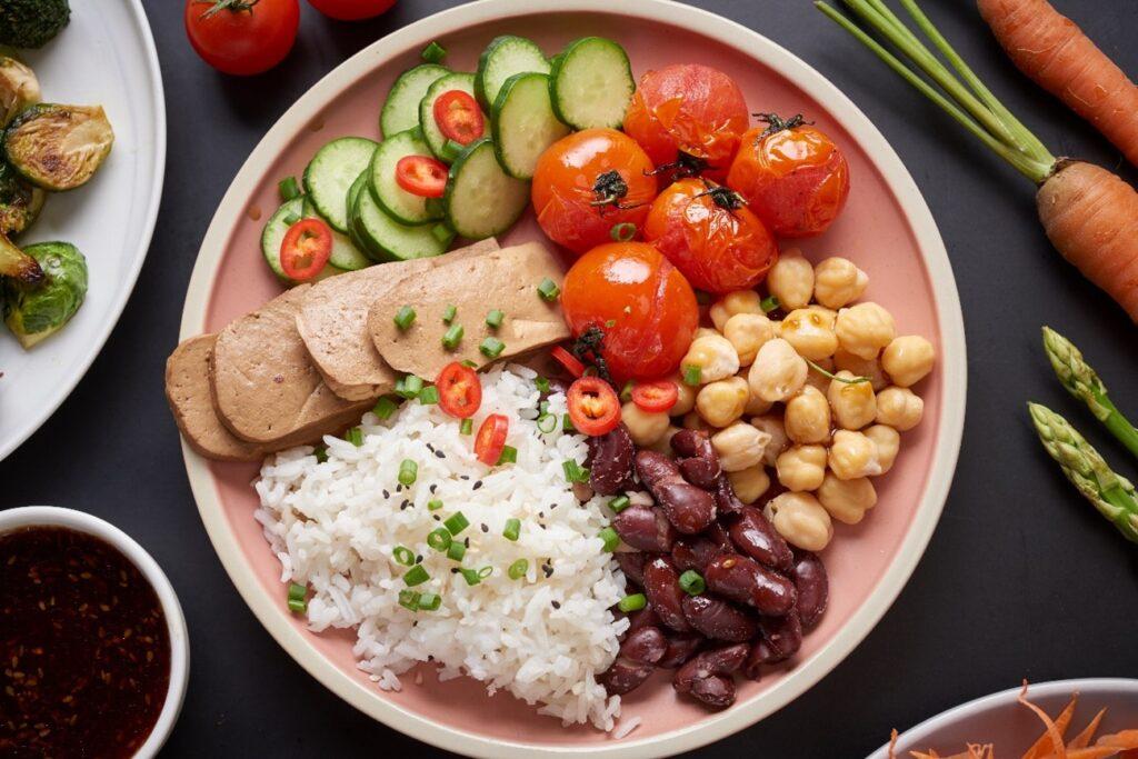 Arroz e feijão seguem como base da alimentação do brasileiro, enquanto' indústria atende nichos específicos de consumo