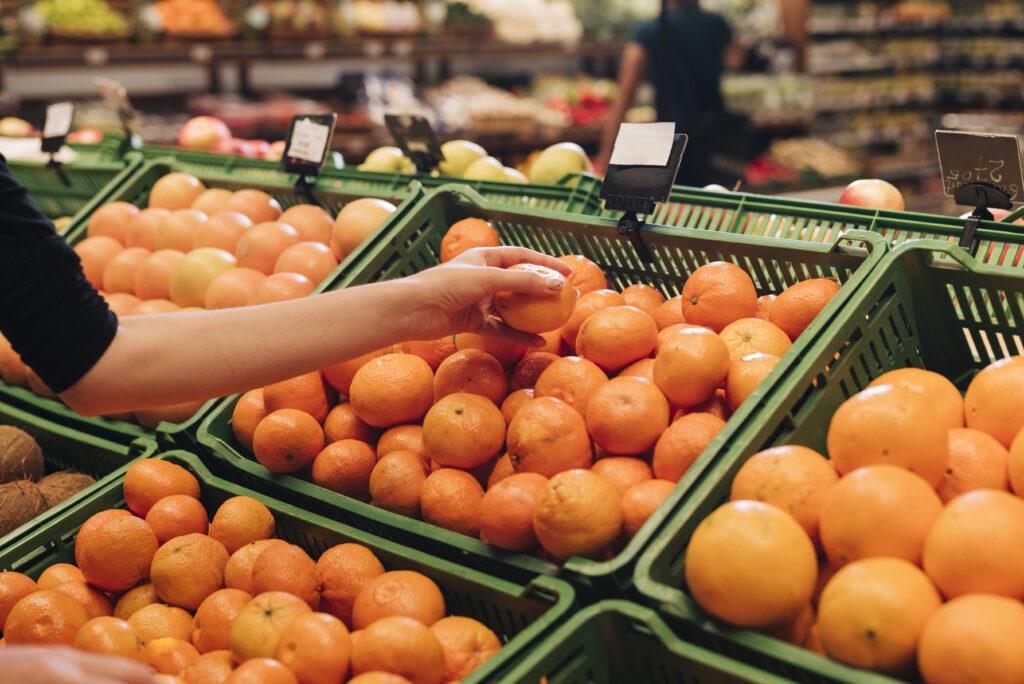 Super MiniBox lista 10 frutas ricas em água para se hidratar no verão