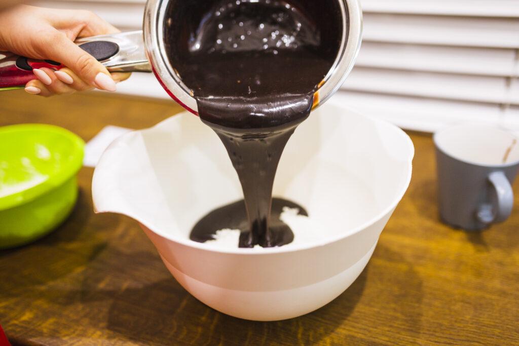 Temperagem de chocolate: como garantir brilho, estrutura e acabamento perfeito mesmo em dias mais quentes