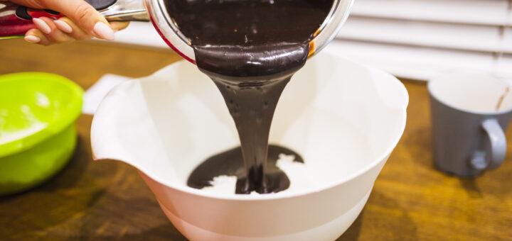 Temperagem de chocolate: como garantir brilho, estrutura e acabamento perfeito mesmo em dias mais quentes