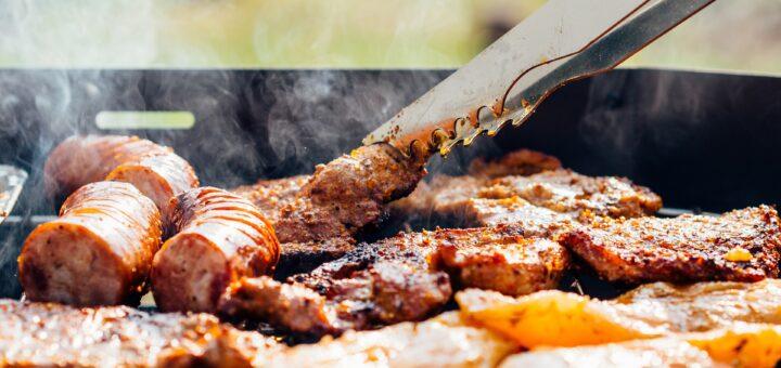 Verão: descubra quais são os estilos de cerveja que mais combinam com diferentes carnes servidas no churrasco e acompanhamentos