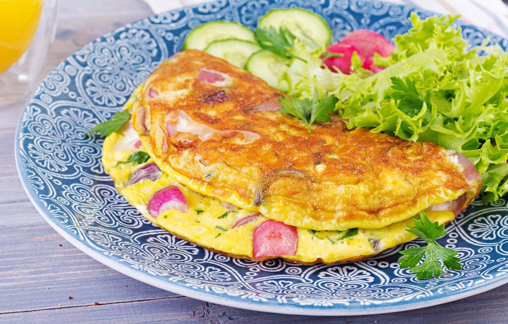 O que comer antes e depois do bloco? Nutricionista indica marmitas rápidas com ovo para o Carnaval