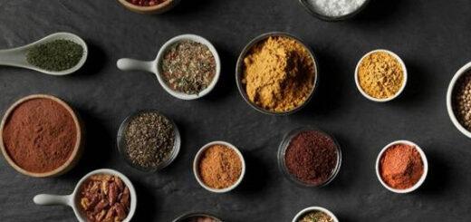 Alho, cebola, orégano e curry: aprenda a usar temperos em pó para realçar receitas