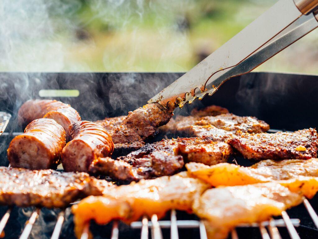 Churrasco: descubra quais são os estilos de cerveja que mais combinam com diferentes carnes e acompanhamentos