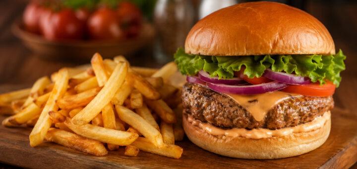 Hambúrguer e da batata frita: dá para aproveitar sem exagerar