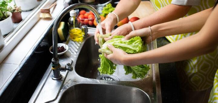 Higienizar alimentos com vinagre ou bicarbonato não elimina bactérias; especialista dá dicas
