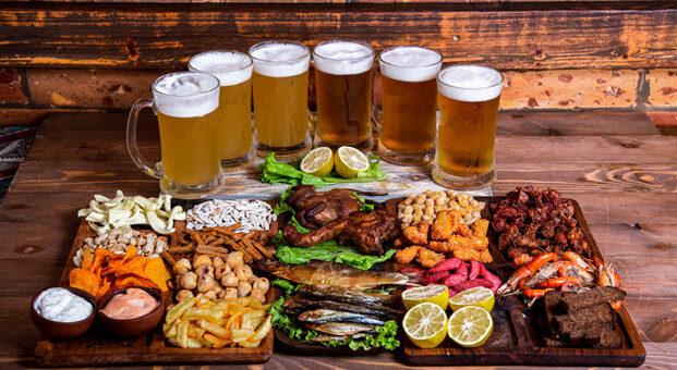 aprenda a harmonizar petiscos com cervejas para reunir amigos e família