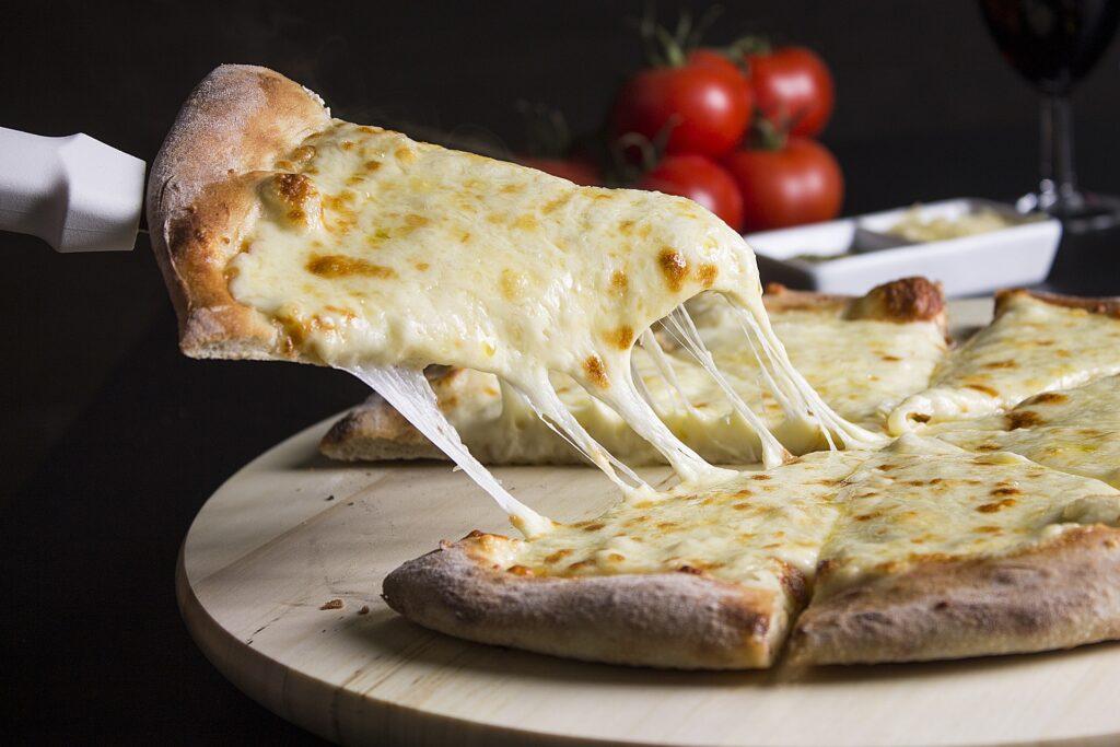Descubra como harmonizar pizza com diferentes estilos de cerveja