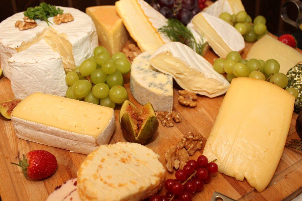 Entre texturas e sabores: a arte da degustação de queijos