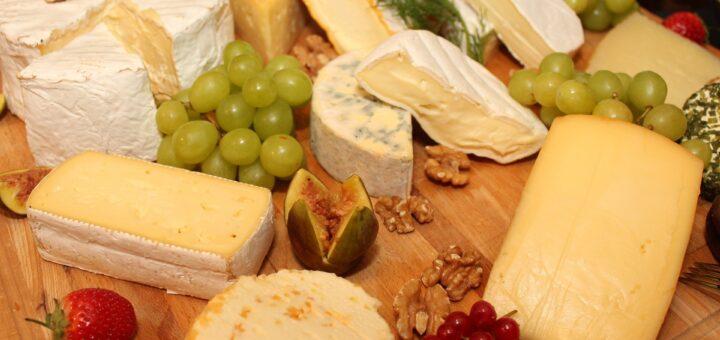 Entre texturas e sabores: a arte da degustação de queijos