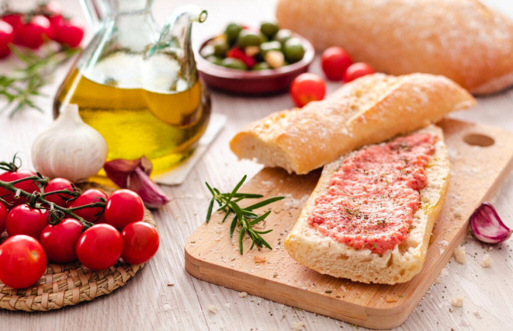 Pão com tomate ganha espaço na alimentação de quem busca refeições mais leves e naturais