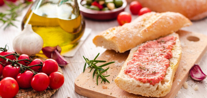 Pão com tomate ganha espaço na alimentação de quem busca refeições mais leves e naturais