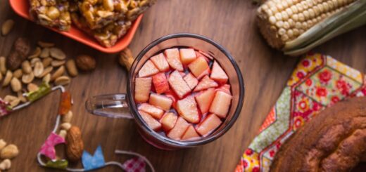 Três receitas de quentão preparadas com vinho para aquecer a festa julina