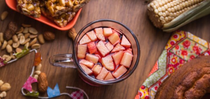Três receitas de quentão preparadas com vinho para aquecer a festa julina