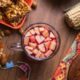Três receitas de quentão preparadas com vinho para aquecer a festa julina